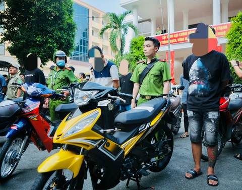 Bắt giữ 25 'quái xế quậy' ở cầu Sài Gòn xem xe ai mạnh hơn - Ảnh 2. Trong số những người tham gia đua xe, nhiều người chưa đủ 18 tuổi- Ảnh: Công an cung cấp.