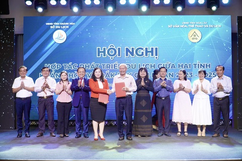 Khánh Hòa, Đắk Lắk hợp tác phát triển thương hiệu du lịch “rừng và biển” - Ảnh 4. Lễ ký kết thỏa thuận hợp tác liên kết phát triển du lịch giữa hai tỉnh Khánh Hòa - Đắk Lắk - Ảnh: T.H