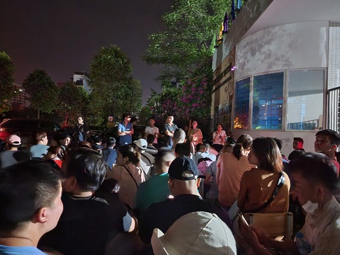 Từ 19h ngày 12-6, hàng trăm phụ huynh đã mang ghế ra cổng Trường tiểu học Vạn Bảo, Hà Đông (Hà Nội) để xếp hàng chờ nộp hồ sơ vào lớp 1 cho con dù giờ nhận hồ sơ là 8h ngày 13-6 - Ảnh: NVCC Từ 19h ngày 12-6-2023, hàng trăm phụ huynh đã mang ghế ra cổng Trường tiểu học Vạn Bảo, Hà Đông (Hà Nội) để xếp hàng chờ nộp hồ sơ vào lớp 1 cho con dù giờ nhận hồ sơ là 8h ngày 13-6 - Ảnh: NVCC