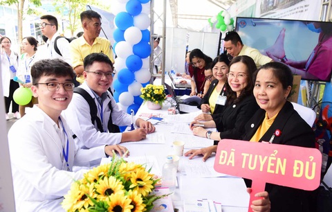 Giám đốc Sở Y tế khẳng định: ‘Sẽ đề xuất chính sách ưu tiên cho bác sĩ trẻ về cơ sở’ - Ảnh 3. Giám đốc Sở Y tế khẳng định sẽ sớm đề xuất một số chế độ ưu tiên cho các bác sĩ về cơ sở công tác - Ảnh: DUYÊN PHAN