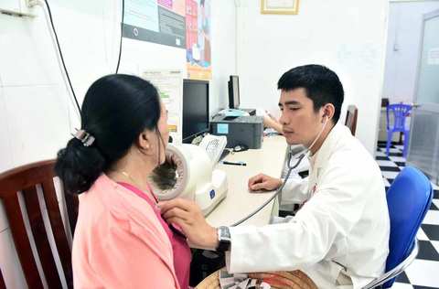 Thu hút bác sĩ trẻ về cơ sở: ‘Phải giải quyết được bài toán con gà và quả trứng’ - Ảnh 1. Để thu hút các bác sĩ trẻ về cơ sở, cần phải giải quyết bài toán “con gà và quả trứng” - Ảnh: DUYÊN PHAN