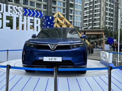 Ôtô điện 'siêu nhỏ' VinFast lần đầu xuất hiện tại TP.HCM - Ảnh 4. Trên các dòng xe VF 8, VF 9 hiện tại, hệ thống hỗ trợ lái trên đường cao tốc - Ảnh: CÔNG TRUNG