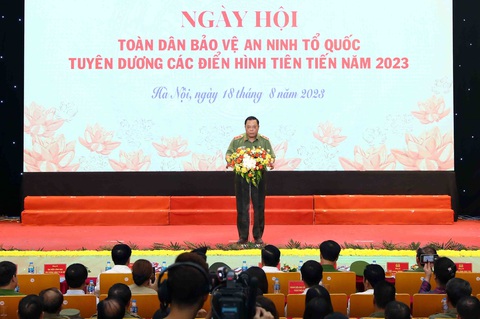 Hà Nội: Tuyên dương 40 gương điển hình tiên tiến trong phong trào toàn dân bảo vệ an ninh Tổ quốc - Ảnh 2. Trung tướng Nguyễn Hải Trung, giám đốc Công an TP Hà Nội, phát biểu tại ngày hội - Ảnh: ANH KIÊN