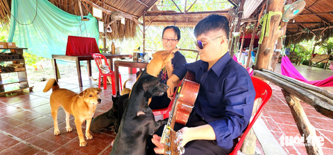 Những nghệ sĩ đường phố triệu view - Kỳ 4: Phước Bến Tre hát để thoát kiếp ăn mày - Ảnh 2. Phước Bến Tre cùng vợ và bầy chó trong khu vườn ngập tràn âm nhạc - Ảnh: TIẾN TRÌNH