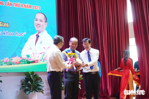 Trao giải thưởng Tôn Đức Thắng cho 10 lao động xuất sắc - Ảnh 1. Ông Lê Văn Nưng (bìa trái) và ông Lê Văn Phước trao giải thưởng Tôn Đức Thắng cho lao động xuất sắc tỉnh An Giang - Ảnh: CHÍ HẠNH