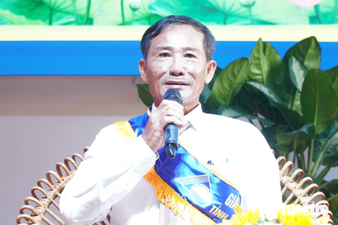 Trao giải thưởng Tôn Đức Thắng cho 10 lao động xuất sắc - Ảnh 2. Thầy Lý Vinh, giáo viên Trường THPT Châu Văn Liêm (huyện Chợ Mới, An Giang), chia sẻ về công trình nghiên cứu, sáng tạo xe gắn máy chạy cùng lúc bằng xăng và điện - Ảnh: CHÍ HẠNH
