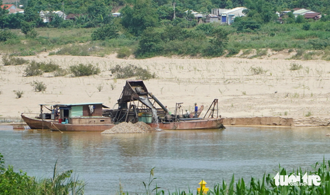 Hút cát vượt ranh giới, không có giấy phép, doanh nghiệp bị xử phạt 445 triệu đồng - Ảnh 1. Tỉnh Quảng Nam xử phạt một doanh nghiệp vi phạm trong khai thác cát sỏi lòng sông. Trong ảnh: hoạt động khai thác cát trên sông Vu Gia - Ảnh: LÊ TRUNG