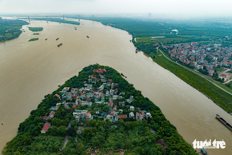 Cử tri Hà Nội muốn giữ một khu dân cư ở bãi sông Hồng, Bộ Nông nghiệp nói gì? - Ảnh 3. Khu dân cư Bắc Cầu được xác định nằm sát bờ sông thuộc khu vực lòng sông co hẹp, tốc độ dòng chảy cao, dễ bị sạt lở khi có lũ - Ảnh: NAM TRẦN