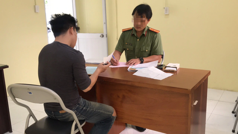 Đăng clip sai sự thật, Youtuber Dưa Leo bị xử phạt - Ảnh 1. Công an làm việc với YouTuber Dưa Leo - Ảnh: Công an cung cấp