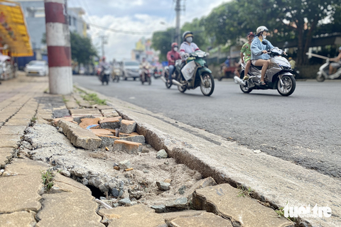 Lấp xong 'hố tử thần' đường Võ Văn Ngân, nhà thầu cho biết nguyên nhân - Ảnh 2. Trên đường Võ Văn Ngân có điểm gạch lát vỉa hè cũng không “cánh mà bay” - Ảnh: TIẾN QUỐC