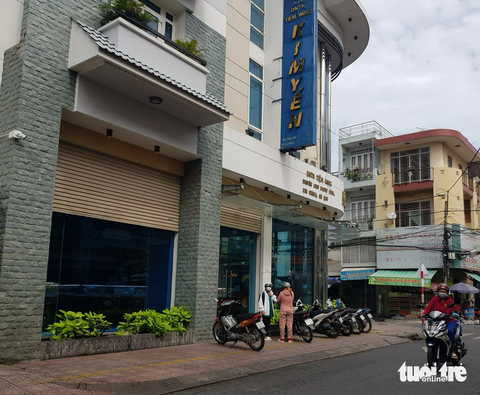Hai chủ tiệm vàng ở An Giang 'chủ mưu' buôn lậu 19kg vàng - Ảnh 2. Tiệm vàng Kim Yến Trà và Kim Yến Huệ có quy mô lớn tại TP Châu Đốc và huyện An Phú - Ảnh: BỬU ĐẤU