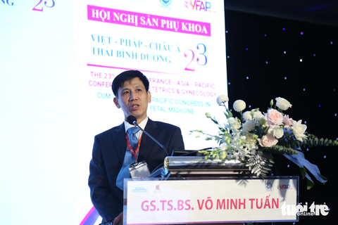 2700 đại biểu tham dự hội hội nghị sản phụ khoa lần thứ 23 - Ảnh 2. GS.TS.BS Võ Minh Tuấn - giảng viên cao cấp Đại học Y Dược TP.HCM - trình bày báo cáo tại phiên toàn thể sáng 18-8 - Ảnh: PHƯƠNG QUYÊN