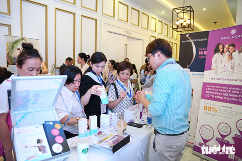 2700 đại biểu tham dự hội hội nghị sản phụ khoa lần thứ 23 - Ảnh 3. Đại biểu tìm hiểu về các sản phẩm tăng cường sức khỏe, phòng tránh bệnh ung thư cổ tử cung - Ảnh: PHƯƠNG QUYÊN