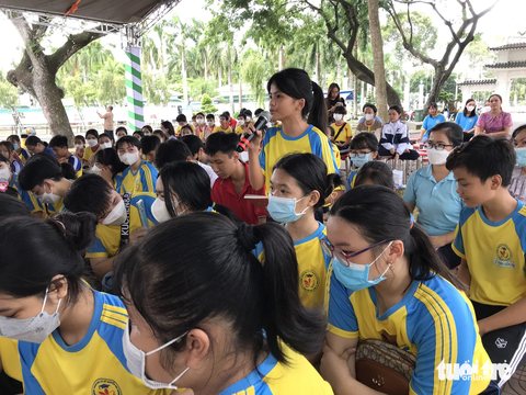'Tác giả nhí viết sách thu nhập được bao nhiêu?' - Ảnh 3. Nhiều học sinh thích thú đặt câu hỏi giao lưu với tác giả nhí Quỳnh Trần - Ảnh: ĐẶNG TUYẾT