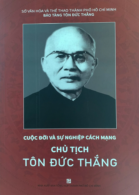 Bìa sách ảnh về Bác Tôn - Ảnh: HOÀI PHƯƠNG Sách ảnh về Bác Tôn - Ảnh: HOÀI PHƯƠNG