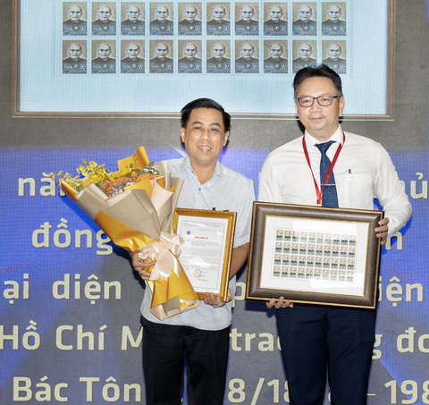 Giám đốc Bảo tàng Tôn Đức Thắng Phạm Thành Nam (bìa phải) tiếp nhận bộ tem từ ông Trần Kiến Xương - Ảnh: QUỐC THANH Giám đốc Bảo tàng Tôn Đức Thắng Phạm Thành Nam (bìa phải) tiếp nhận bộ tem từ ông Trần Kiến Xương - Ảnh: QUỐC THANH