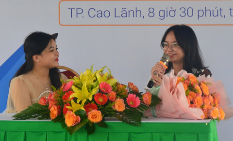 'Tác giả nhí viết sách thu nhập được bao nhiêu?' - Ảnh 1. Tác giả nhí Quỳnh Trần chia sẻ với các bạn học sinh THCS về niềm đam mê viết lách khi mới 8 tuổi - Ảnh: ĐẶNG TUYẾT