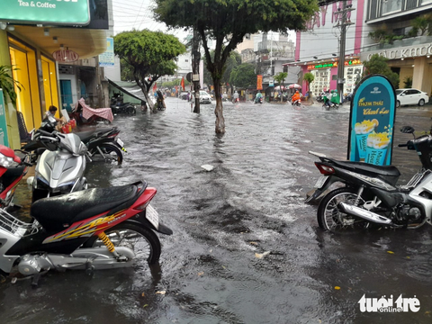 Đường phố Long Xuyên ngập nặng sau một cơn mưa lớn - Ảnh 4. Vỉa hè ngập lênh láng - Ảnh: CHÍ HẠNH