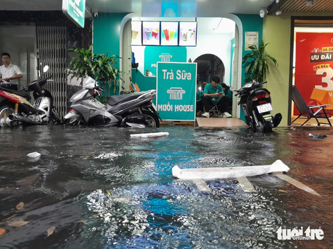 Đường phố Long Xuyên ngập nặng sau một cơn mưa lớn - Ảnh 5. Ngập, rác thải trôi lềnh bềnh vào các cửa hàng kinh doanh - Ảnh: CHÍ HẠNH