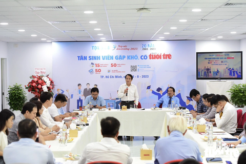 Nhiều “hiến kế” phát triển chương trình học bổng Tiếp sức đến trường - Ảnh 1. Buổi tọa đàm góp ý cho chương trình học bổng Tiếp sức đến trường của báo Tuổi Trẻ - Ảnh: DUYÊN PHAN