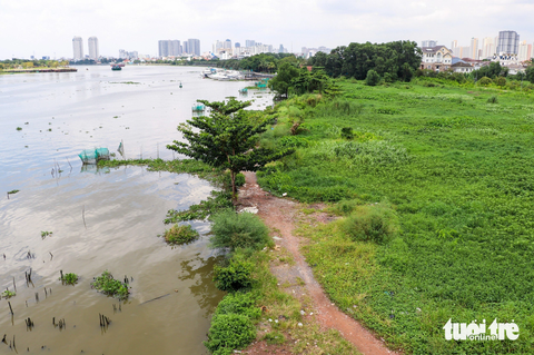 Đôi bờ ven sông Sài Gòn khu trung tâm, trọn vẹn nếu cùng liền mạch - Ảnh 9. Trong khi phía đối diện là khu vực bờ sông còn hoang hóa. Nơi đây chỉ có một đường mòn nhỏ do người dân đi lại lâu mà hình thành.
