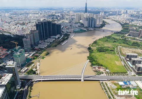 Đôi bờ ven sông Sài Gòn khu trung tâm, trọn vẹn nếu cùng liền mạch - Ảnh 12. Ảnh chụp trên cao đôi bờ sông Sài Gòn đoạn từ cầu Ba Son nhìn về cầu Sài Gòn.