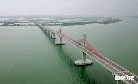 Vì sao phải chi hơn 65 tỉ đồng làm 'điện trang trí' cầu Cửa Hội? - Ảnh 1. Cầu Cửa Hội sẽ được lắp hệ thống đèn trang trí - Ảnh: DOÃN HÒA