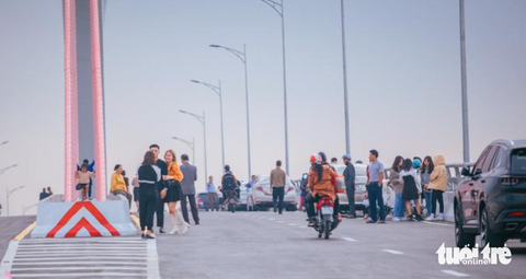 Vì sao phải chi hơn 65 tỉ đồng làm 'điện trang trí' cầu Cửa Hội? - Ảnh 2. Người dân và du khách tập trung chụp ảnh trên cầu Cửa Hội gây mất an toàn giao thông - Ảnh: Bạn đọc cung cấp