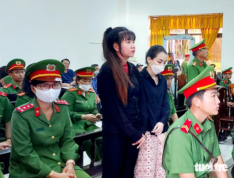 Toà tuyên Vũ Thị Diệp 12 năm tù về tội mua bán, tàng trữ, vận chuyển trái phép vũ khí quân dụng - Ảnh 1. Vũ Thị Diệp (đứng bên phải) bị tuyên phạt 12 năm tù - Ảnh: CHÍ CÔNG