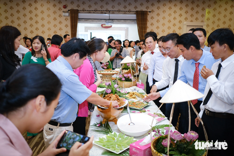 Miền Tây có lợi thế tự nhiên, chỉ cần mô hình lạ hút du khách - Ảnh 1. Giới thiệu đặc trưng ẩm thực Đồng Tháp tới đại diện doanh nghiệp và cơ quan quản lý du lịch các tỉnh miền Trung - Ảnh: TẤN LỰC