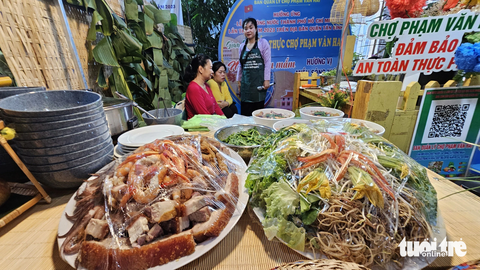 Thực khách 'no bụng đã mắt' với Hội thi Ẩm thực sông nước Nam Bộ - Ảnh 3. Bún mắm là món dự thi đến từ đội Chợ Phạm Văn Hai - Ảnh: N.TRÍ