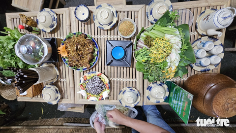Thực khách 'no bụng đã mắt' với Hội thi Ẩm thực sông nước Nam Bộ - Ảnh 5. Ngoài món ăn, cách bài trí cổ xưa cũng là nét độc đáo tại hội thi - Ảnh: N.TRÍ