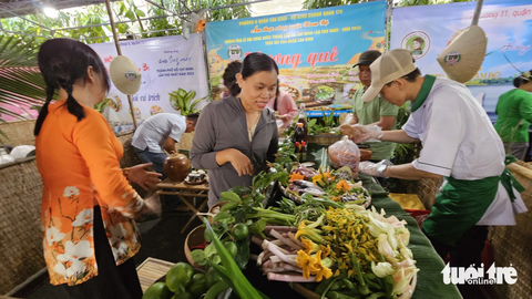 Thực khách 'no bụng đã mắt' với Hội thi Ẩm thực sông nước Nam Bộ - Ảnh 7. Các đội mang đến nguyên liệu tươi, xanh và chế biến tại chỗ - Ảnh: N.TRÍ