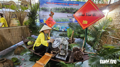 Thực khách 'no bụng đã mắt' với Hội thi Ẩm thực sông nước Nam Bộ - Ảnh 8. Một đội thi tái hiện cảnh "trên bến dưới thuyền" trong không gian nhỏ hẹp của gian hàng một cách độc đáo - Ảnh: N.TRÍ