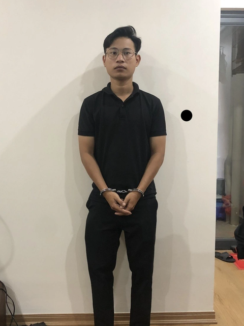 Bắt nam thanh niên chế tạo súng để bán - Ảnh 1. Cơ quan điều tra bắt giữ Sơn - Ảnh: H.B.