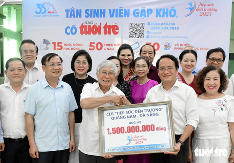 1,5 tỉ đồng chắp cánh ước mơ cho trò nghèo xứ Quảng - Ảnh 1. Thành viên Câu lạc bộ Tiếp sức đến trường Quảng Nam - Đà Nẵng trao bảng tượng trưng 1,5 tỉ đồng đến báo Tuổi Trẻ - Ảnh: DUYÊN PHAN