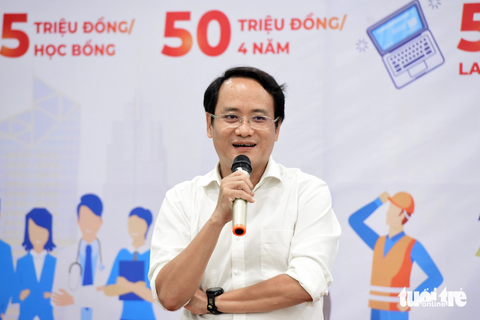 1,5 tỉ đồng chắp cánh ước mơ cho trò nghèo xứ Quảng - Ảnh 3. Ông Nguyễn Hoàng Nguyên, phó tổng biên tập báo Tuổi Trẻ - Ảnh: DUYÊN PHAN