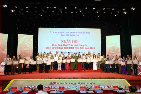 Hà Nội: Tuyên dương 40 gương điển hình tiên tiến trong phong trào toàn dân bảo vệ an ninh Tổ quốc - Ảnh 1. Các gương điển hình tiên tiến có thành tích xuất sắc, tiêu biểu, điển hình được tuyên dương - Ảnh: ANH KIÊN