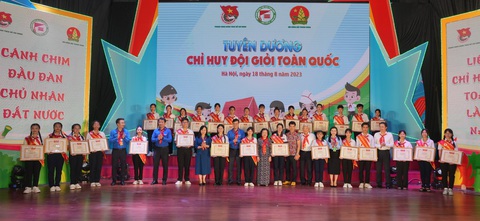 Trao danh hiệu chỉ huy Đội giỏi toàn quốc lần thứ IV - Ảnh 1. Trung ương Đoàn trao bằng khen cho 30 bạn đạt danh hiệu Chỉ huy Đội giỏi xuất sắc toàn quốc lần thứ IV, năm 2023 - Ảnh: Hội đồng Đội Trung ương