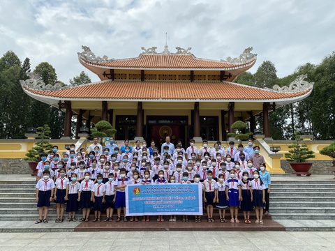 Đoàn tham quan về nguồn của học sinh tìm hiểu về cuộc đời sự nghiệp của Bác Tôn tại Khu lưu niệm Chủ tịch Tôn Đức Thắng - Ảnh: Sở VHTT&DL An Giang cung cấp Đoàn tham quan về nguồn của học sinh tìm hiểu về cuộc đời sự nghiệp của Bác Tôn tại Khu lưu niệm Chủ tịch Tôn Đức Thắng - Ảnh: Sở VHTT&DL An Giang cung cấp