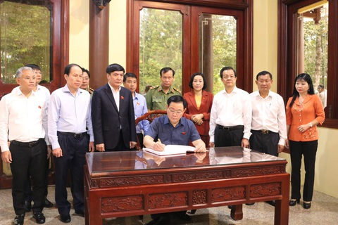 Chủ tịch Quốc hội Vương Đình Huệ viết vào sổ lưu niệm trong một lần dẫn đầu đoàn công tác đến dâng hoa, dâng hương tại Khu lưu niệm Chủ tịch Tôn Đức Thắng - Ảnh: Sở VHTT&DL An Giang cung cấp Chủ tịch Quốc hội Vương Đình Huệ viết vào sổ lưu niệm trong một lần dẫn đầu đoàn công tác đến dâng hoa, dâng hương tại Khu lưu niệm Chủ tịch Tôn Đức Thắng - Ảnh: Sở VHTT&DL An Giang cung cấp
