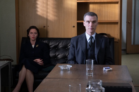 Cillian Murphy kể về cuộc gọi định mệnh với 'cha đẻ' bom tấn nguyên tử Oppenheimer - Ảnh 5. Khán giả xem Oppenheimer nhận định, Cillian Murphy thể hiện tuyệt vời cả khía cạnh nhà khoa học thiên tài lẫn người đàn ông lãng tử của nhân vật nguyên gốc