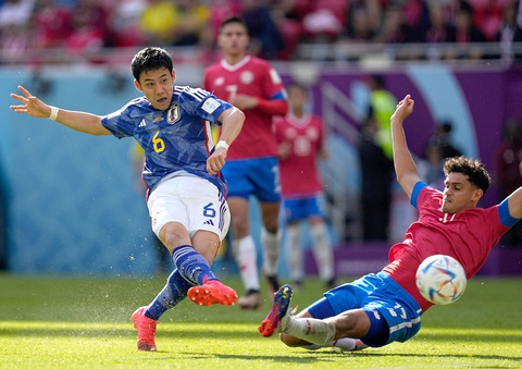 Premier League: Thêm thú vị với người Nhật - Ảnh 1. Endo (trái) từng tỏa sáng ở World Cup 2022 trong màu áo tuyển Nhật - Ảnh: REUTERS