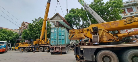 Nhiều xe cẩu cỡ lớn được điều đến hiện trường để kéo chiếc cổng của một công ty đè nát cabin của chiếc xe container - Ảnh: NGUYỄN KẾ Nhiều xe cẩu cỡ lớn được điều đến hiện trường để kéo chiếc cổng của một công ty đè nát cabin của chiếc xe container - Ảnh: NGUYỄN KẾ