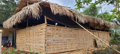 Hai phòng học khang trang được xây dựng bên triền sông Mã từ tấm lòng bạn đọc - Ảnh 6. Hai phòng học tranh tre, nứa lá tại điểm trường khu Phé, xã Phú Xuân, huyện Quan Hóa trước khi được xây dựng kiên cố - Ảnh: HÀ ĐỒNG chụp ngày 13-3-2023