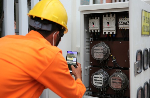 Chuyển đổi số tại EVNSPC: Tăng hiệu quả kinh doanh và chất lượng dịch vụ - Ảnh 1. Kiểm tra, đo ghi chỉ số điện bằng smartphone tại Công ty Điện lực Bình Dương - Ảnh: Công ty cung cấp