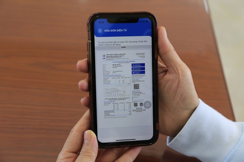 Chuyển đổi số tại EVNSPC: Tăng hiệu quả kinh doanh và chất lượng dịch vụ - Ảnh 3. Khách hàng tại Bà Rịa - Vũng Tàu tra cứu hóa đơn điện tử trên App CSKH - Ảnh: Công ty cung cấp