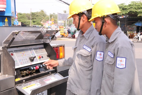 Chuyển đổi số tại EVNSPC: Tăng hiệu quả kinh doanh và chất lượng dịch vụ - Ảnh 4. Điều khiển hệ thống sửa chữa điện nóng (hotline) tại Công ty Điện lực TP Cần Thơ - Ảnh: Công ty cung cấp