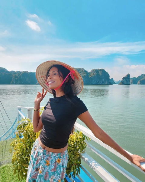 Tin tức giải trí 18-8: Kịch Thiên Đăng của Thành Lộc công bố những suất diễn đầu - Ảnh 3. Alexandrine Belle Etoile đang làm người mẫu và giảng dạy tại một trường tiểu học tư thục - Ảnh: Alexandrine Belle Etoile