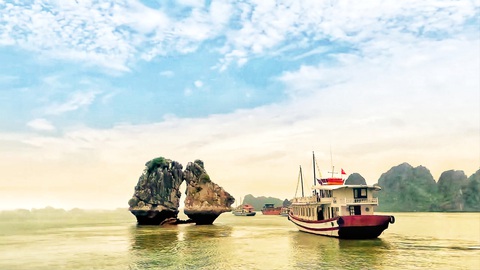 Quảng Ninh tính cách bảo tồn hòn Trống Mái trước nguy cơ đổ sập - Ảnh 1. Hòn Trống Mái tại vịnh Hạ Long, tỉnh Quảng Ninh đang có nguy cơ đổ sập cao trước những tác động của tự nhiên lẫn con người - Ảnh: T.THẮNG